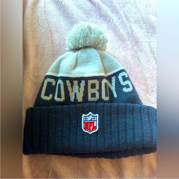 EUC New Era Dallas Cowboys Men's NFL on Field Sport Knit Hat. Worn once. - Picture 3 of 3